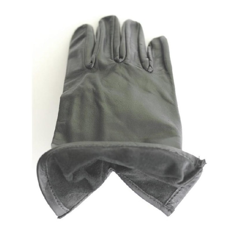 Poignet retourné d’un gant en cuir noir non doublé, envers du cuir visible