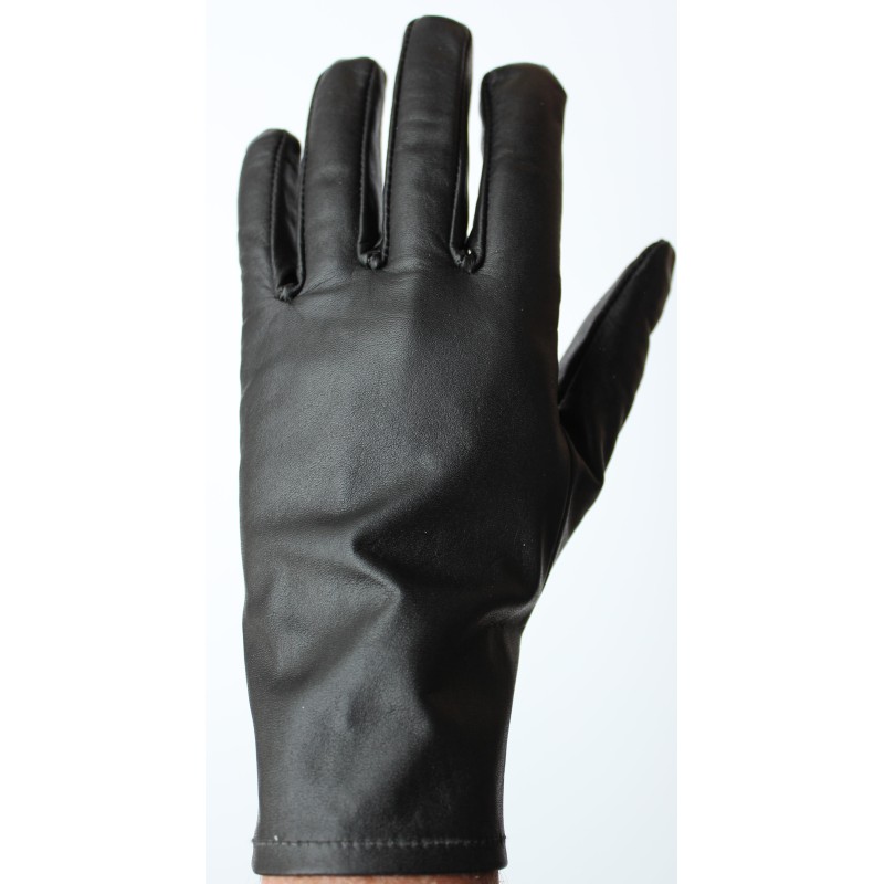 Gant en cuir de mouton noir porté, dos uni sans nervures