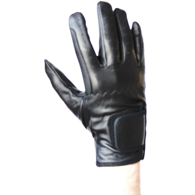 Gants de conduite en cuir noir en gros plan