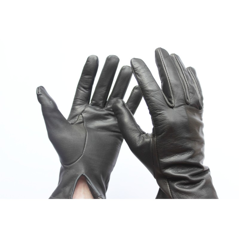 Gants en cuir de mouton noir portés, paume avec fente au poignet et dos lisse