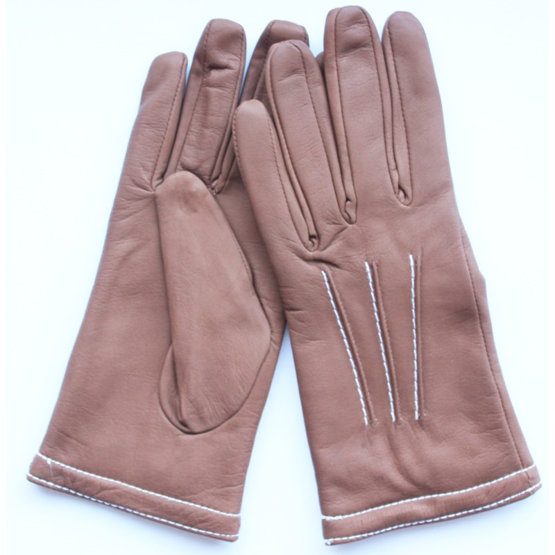 Paire de gants en cuir de mouton marron clair à plat, trois nervures piquées de blanc sur le dos