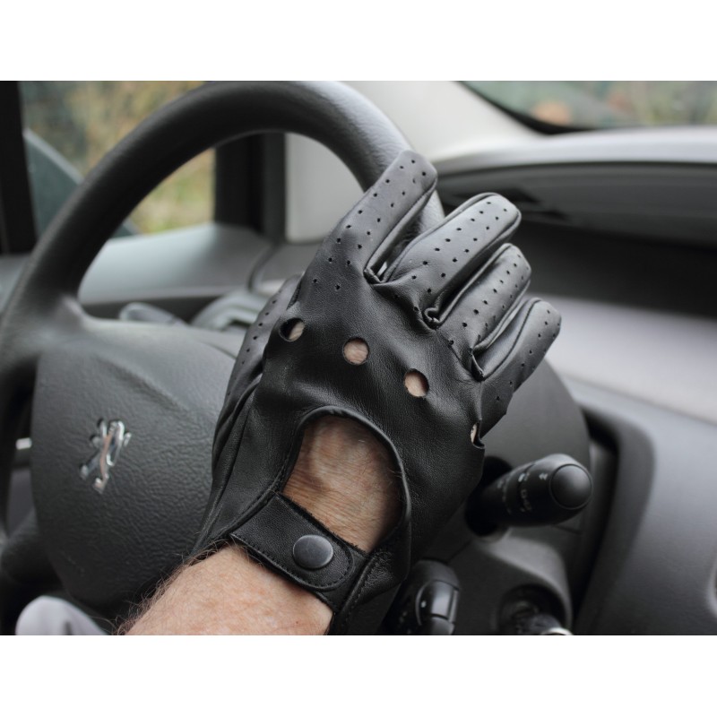 Gant de conduite en cuir de chèvre noir porté au volant, trois trous et patte à pression