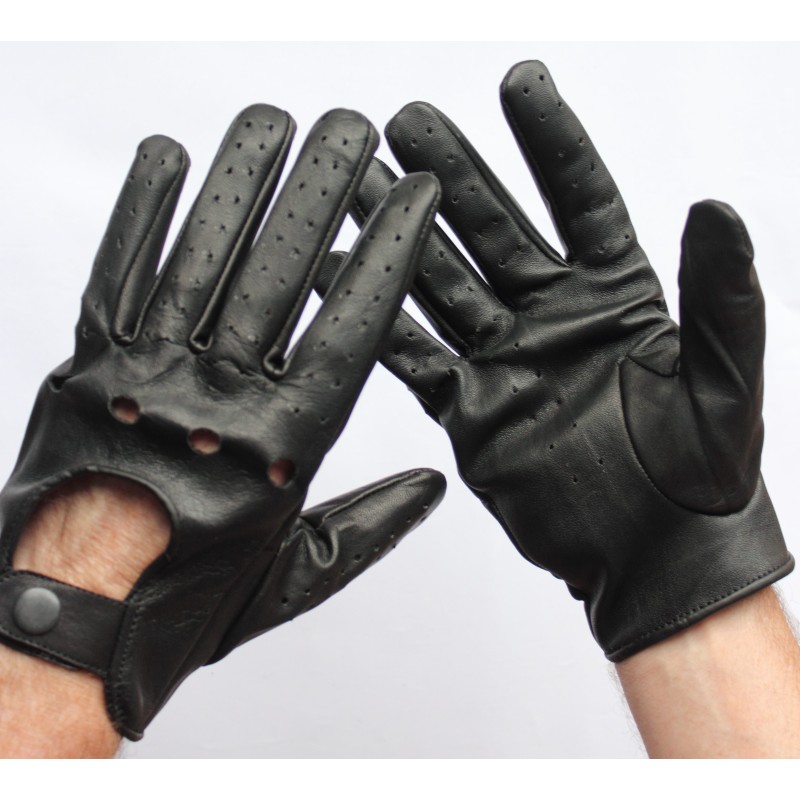 Gants de conduite en cuir de chèvre noir portés, dos ouvert d’un côté, paume de l’autre
