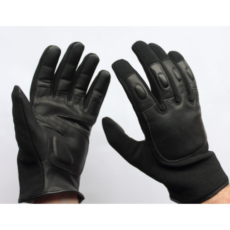 Gants en cuir et tissu noirs portés, dos en tissu et renforts en cuir