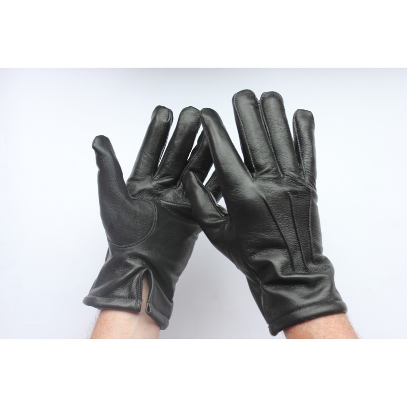 Gants en cuir de vache noirs non doublés portés, nervures sur le dos et fente au poignet