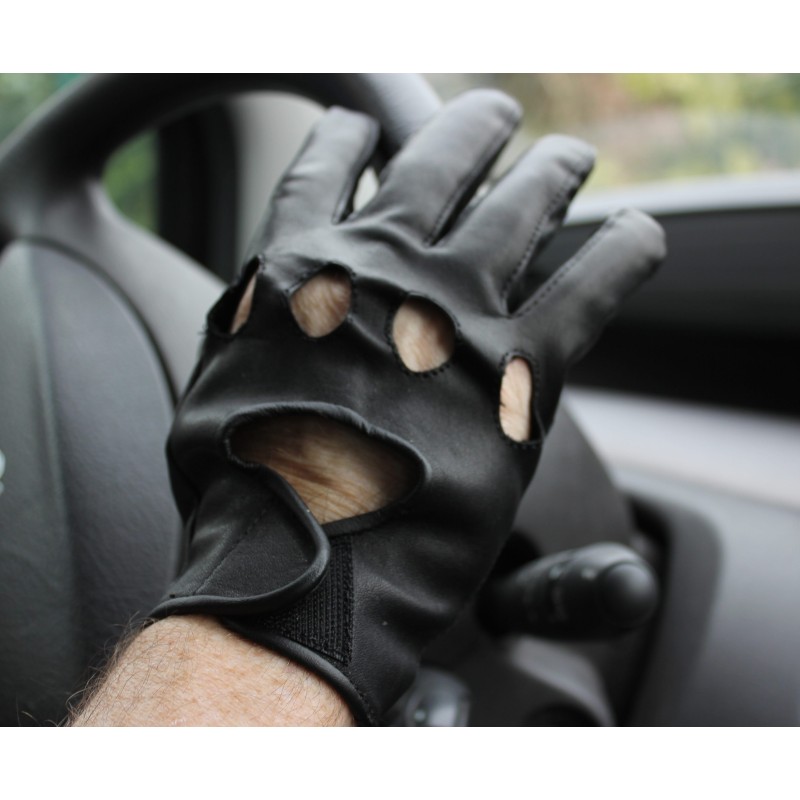Gant de conduite en cuir de chèvre noir porté au volant, dos ouvert et poignet élastique