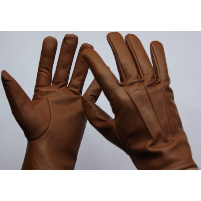 Paire de gants en cuir de vache marron portée, paume et dos