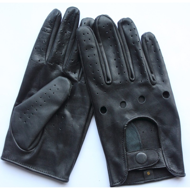 Paire de gants de conduite en cuir d’agneau noir à plat, doigts perforés et dos ouvert