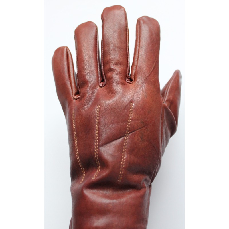 Gant en cuir de vache marron porté, trois lignes de piqûres claires contrastées