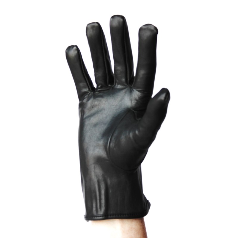 Paume d’un gant en cuir de vache noir porté, pouce replié