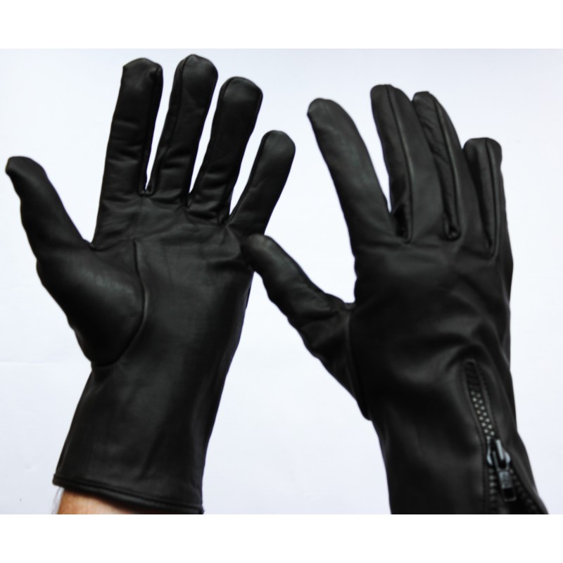 Gants en cuir de vache noirs portés, paume et dos zippé au poignet