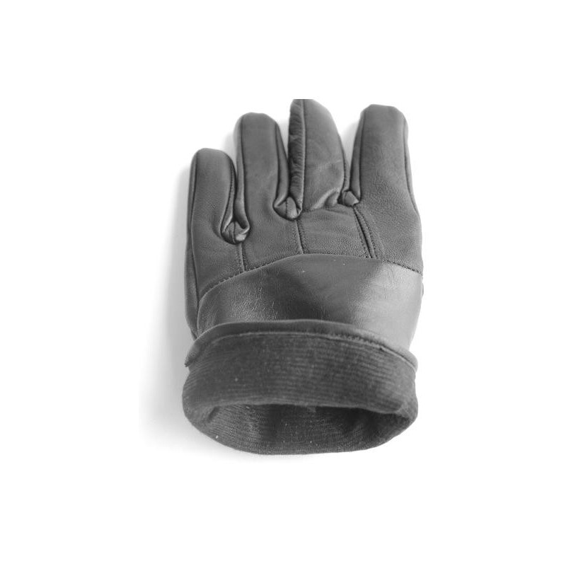 Poignet d’un gant en cuir de vache à empiècements, intérieur visible