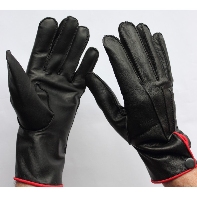 Gants en cuir de mouton noirs portés, liseré rouge et pression au poignet
