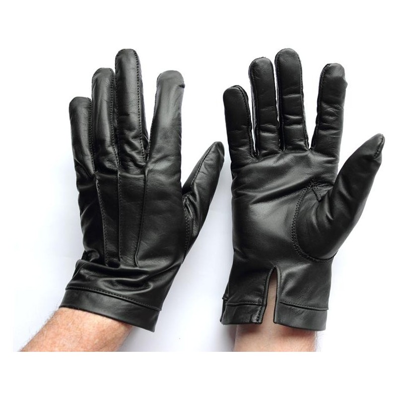 Gants en cuir noir portés, dos à nervures et fente au poignet côté paume