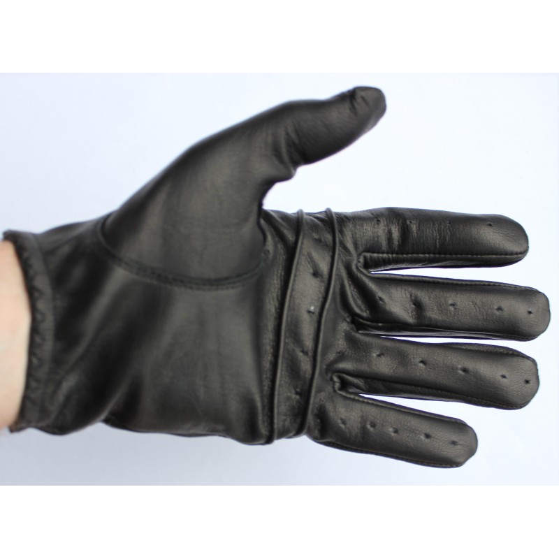 Gant de conduite en cuir de chèvre noir porté, paume nervurée et doigts perforés