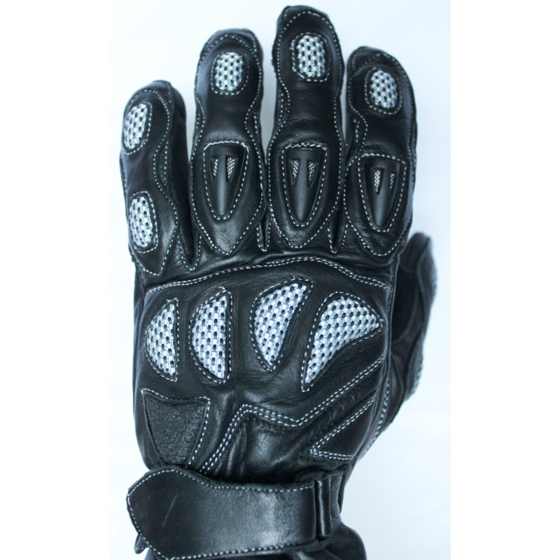 Gros plan sur les coques et la maille grise d’un gant de moto en cuir noir