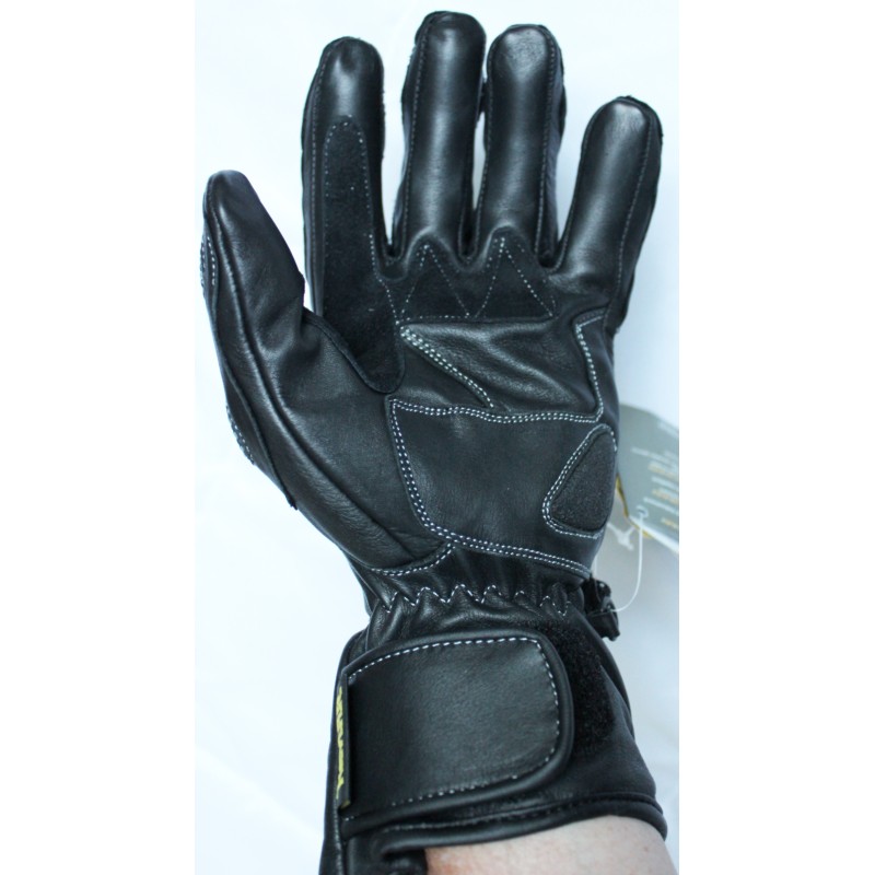 Paume d’un gant de moto en cuir noir à renforts et manchette à scratch