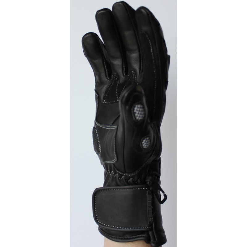 Gant de moto en cuir noir vu côté pouce, coques en maille et manchette à scratch