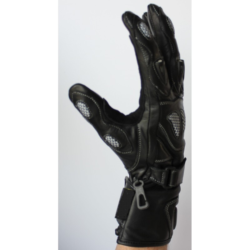 Gant de moto en cuir noir vu de côté, coques des doigts et fermeture éclair