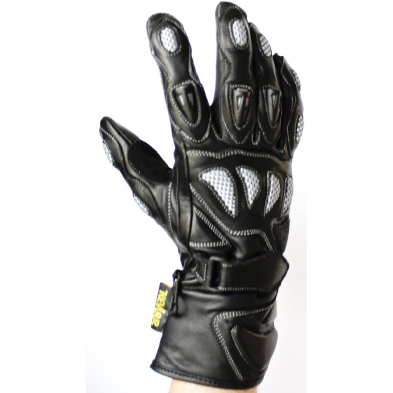 Dos d’un gant de moto en cuir noir porté, coques sur les phalanges et maille grise