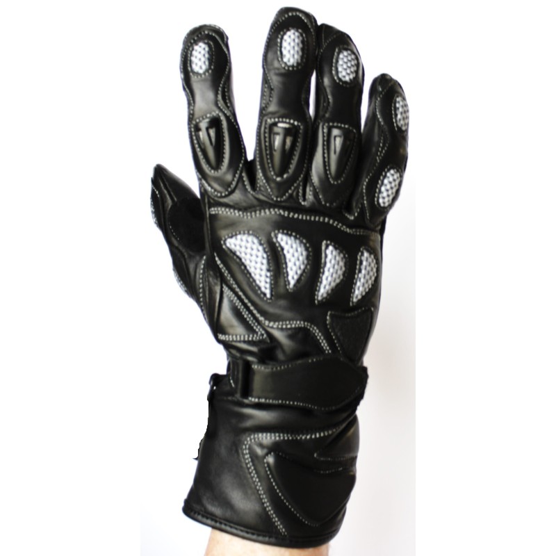Gant de moto en cuir noir à coutures blanches, vue de face portée
