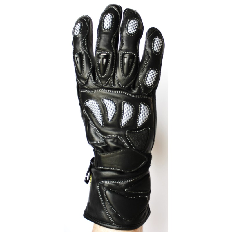 Gant de moto en cuir noir porté, dos à coques, manchette et patte à scratch