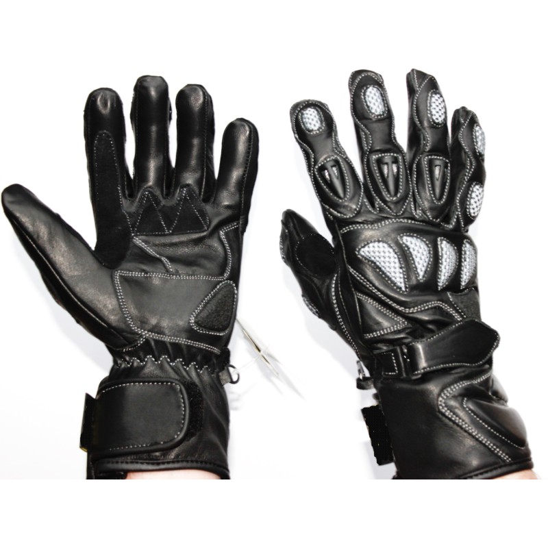 Paire de gants de moto en cuir noir portée, paume et dos
