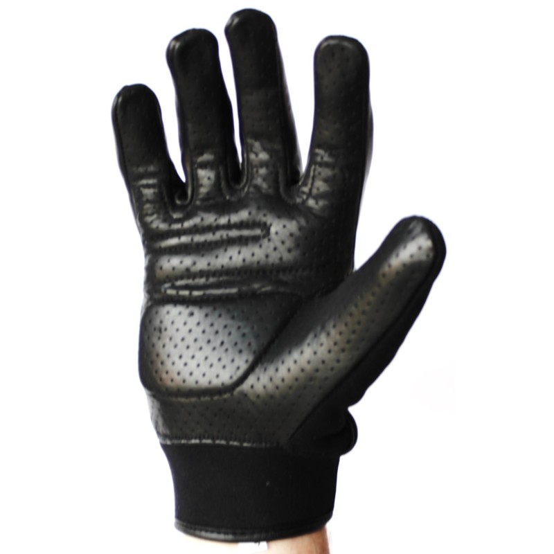 Paume d’un gant en cuir noir perforé, portée, vue de face