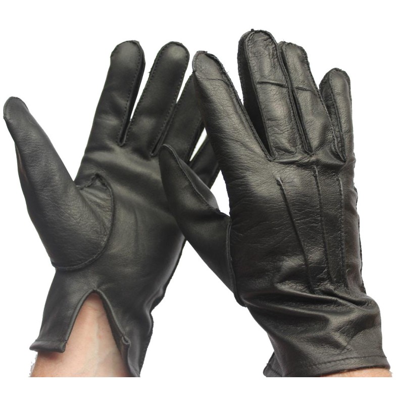 Gants en cuir noir portés, dos à nervures et fente au poignet côté paume