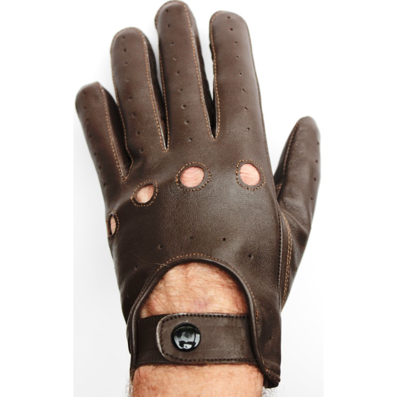 Gant de conduite en cuir marron porté, ouvertures aux jointures et pression