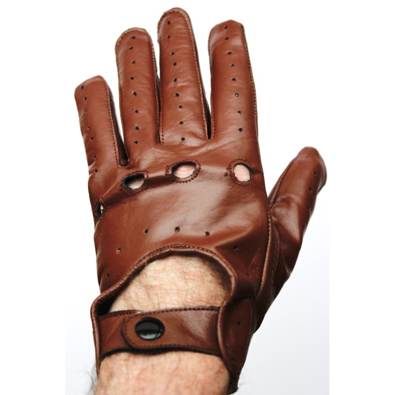 Gant de conduite marron porté, ouvertures aux jointures et patte à pression