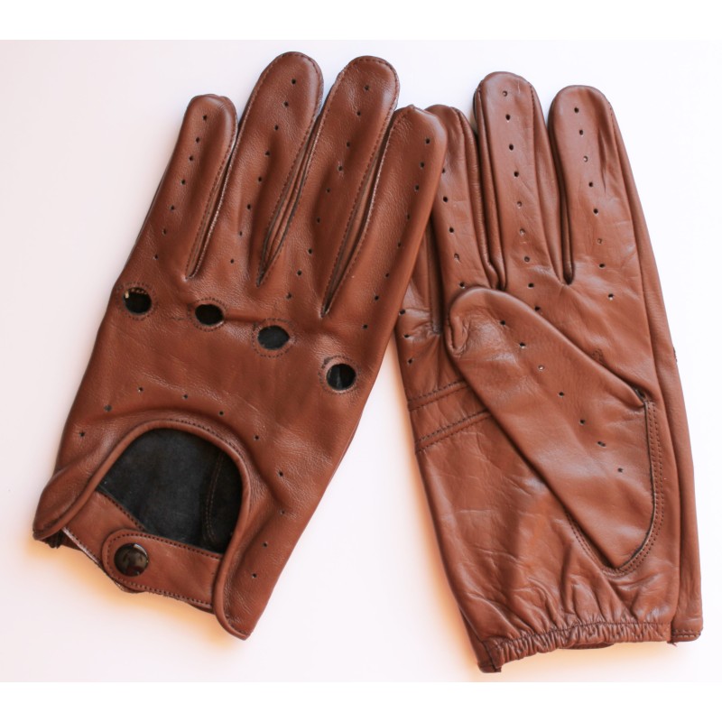 Paire de gants de conduite en cuir marron à plat, dos ouvert et paume