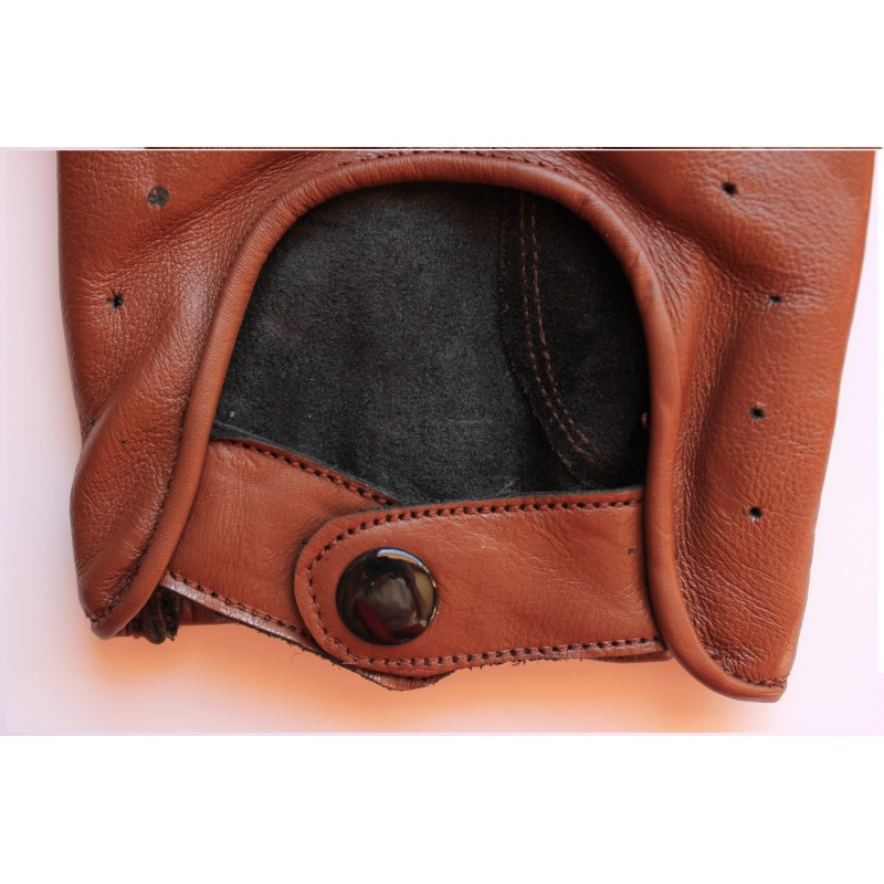 Détail de la patte à pression et de l’ouverture du dos d’un gant marron