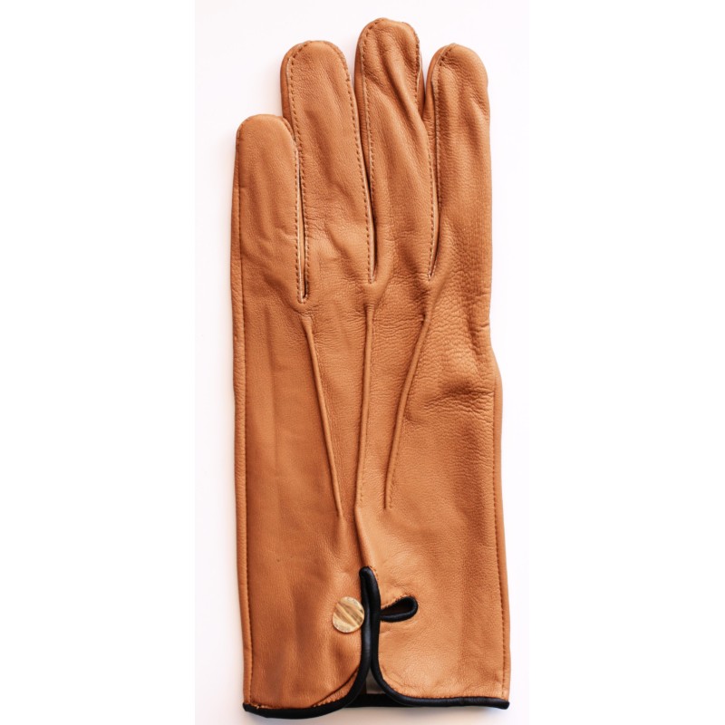 Gant en cuir de mouton marron clair à plat, fente au poignet à passepoil noir et bouton doré