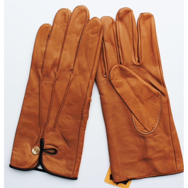 Paire de gants en cuir de mouton marron clair, dos et paume, bouton doré au poignet
