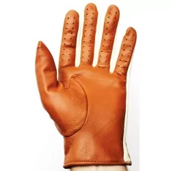  tissu blanc entre doigts- gants de conduite