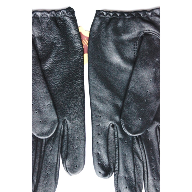 Gros plan des paumes et doigts perforés de gants de conduite en cuir d’agneau noir