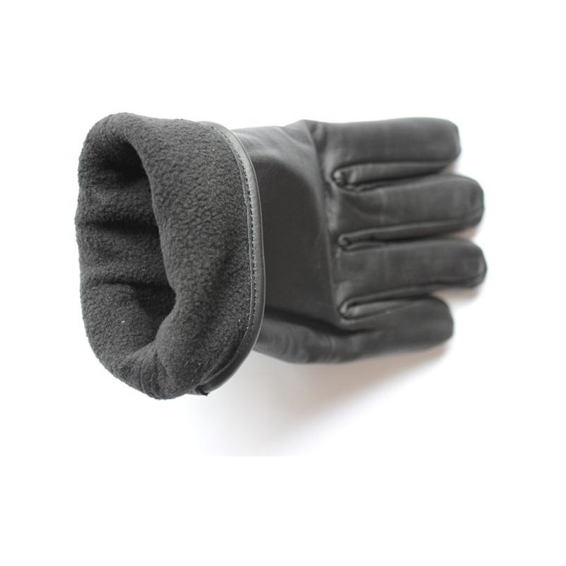 Doublure polaire noire visible dans le poignet retourné d’un gant en cuir de vache