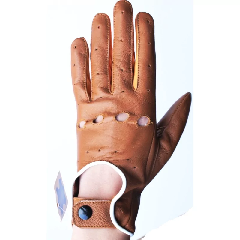 Gants de conduite avec tissu blanc entre doigts, de couleur marron clair