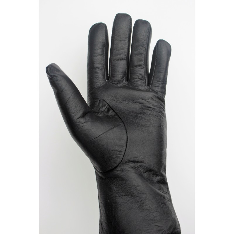 Paume d’un gant en cuir de mouton noir pour femme, portée