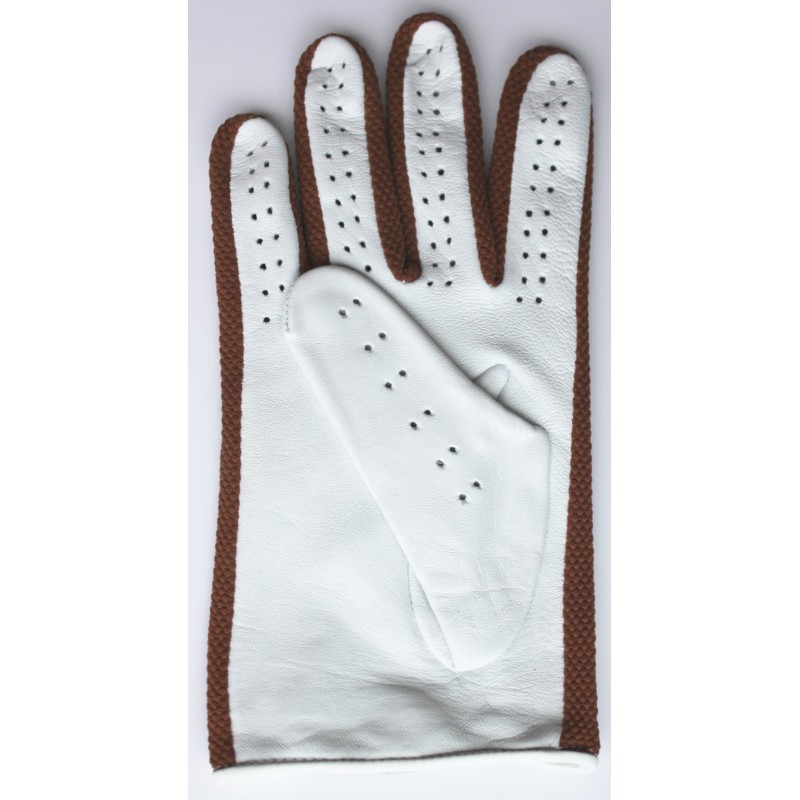 Paume d’un gant de conduite femme en cuir blanc perforé, tissu marron sur les côtés