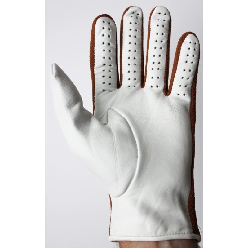Paume d’un gant de conduite femme porté, doigts perforés et tissu marron