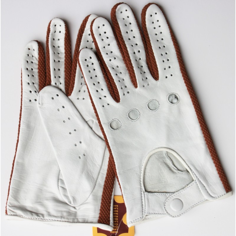 Paire de gants de conduite femme en cuir blanc et tissu marron, à plat