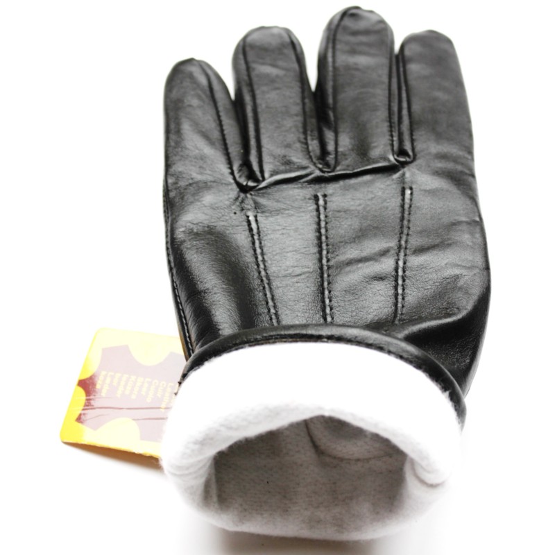 Poignet retourné d’un gant en cuir noir, doublure visible
