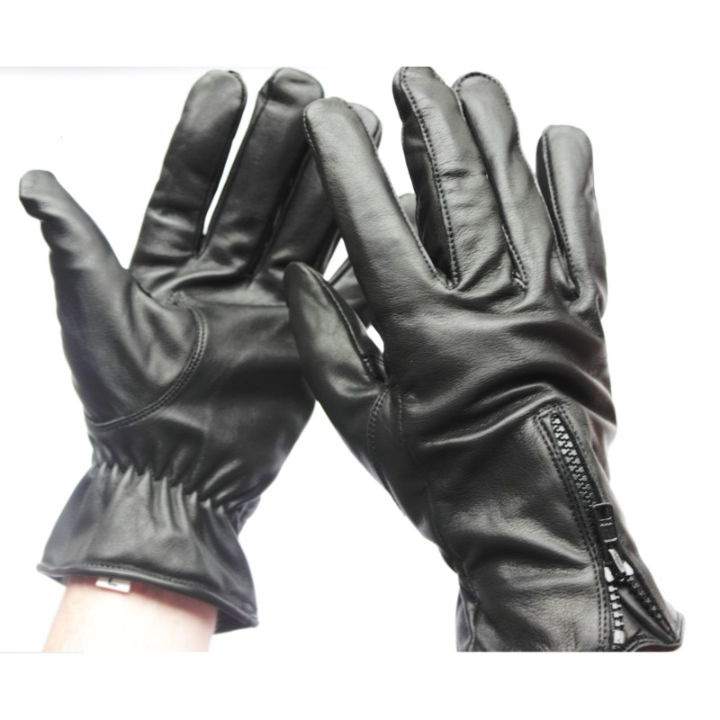 Gants homme en cuir de vache noirs portés, paume froncée et dos zippé au poignet
