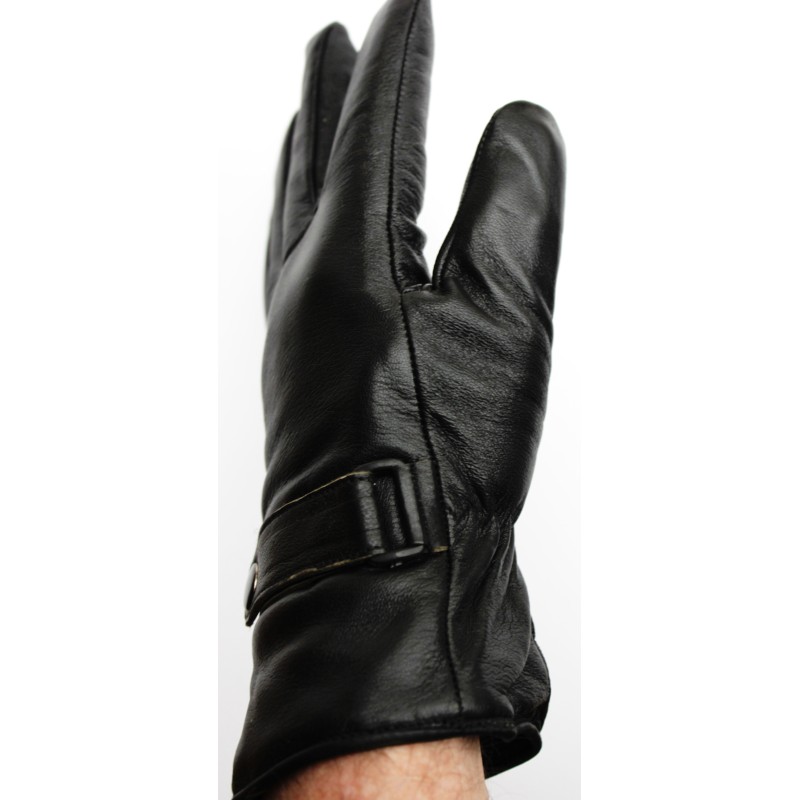 Gant homme en cuir de vache noir porté de profil, patte passée dans une boucle
