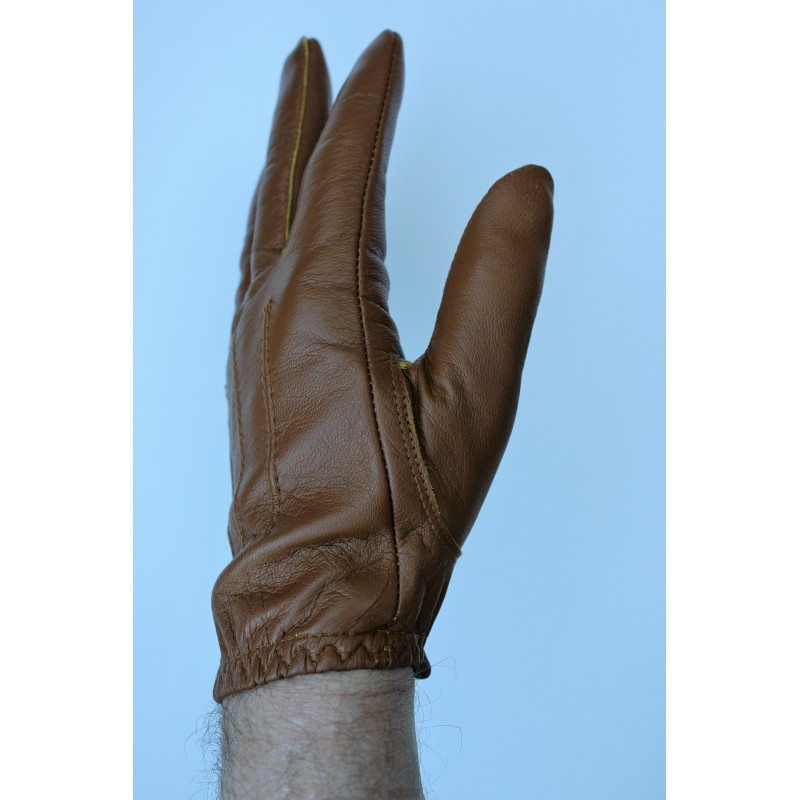 Gant de conduite en cuir marron clair vu de profil, poignet froncé
