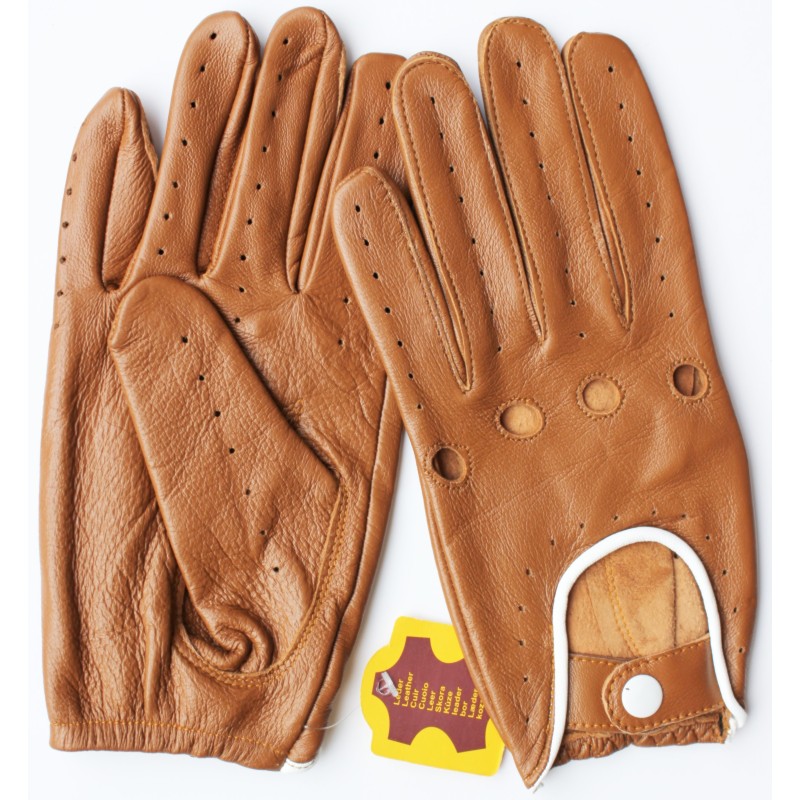 Paire de gants de conduite en cuir d’agneau marron clair à plat, dos et paume
