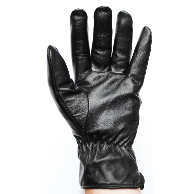Paume d’un gant en cuir de vache noir porté, poignet froncé