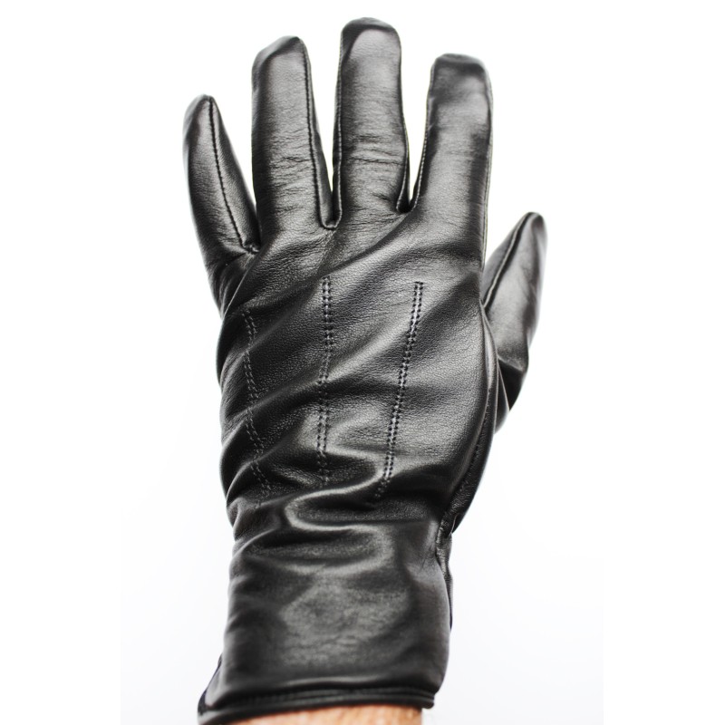 Gant en cuir de vache noir porté, vu de dos avec ses trois lignes de piqûres